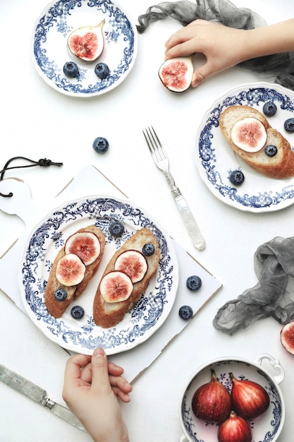 Zestaw dań przedstawiony pastelowo